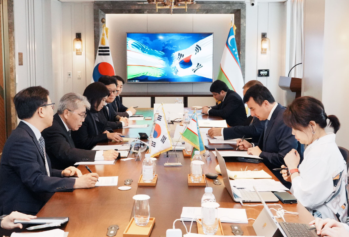 ▲하동근 한국지역난방공사 사장과 잠시드 호자예프 우즈베키스탄 부총리가 면담을 하고 있다. (사진제공=한국지역난방공사)