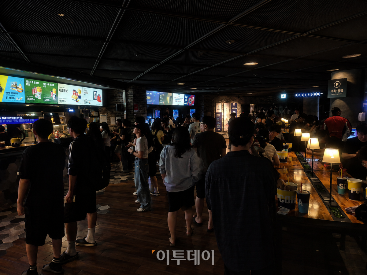 ▲국내 한 극장에 사람들이 붐비고 있는 모습 (이투데이DB)