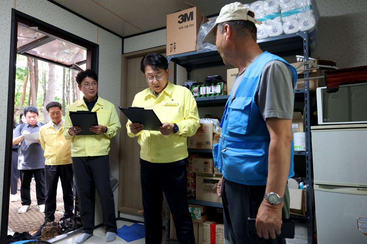 ▲유보화(오른쪽 두 번째) 서울특별시 성동구청장이 서울 성동구 옥수동 매봉산 현장 근로자 휴게 공간을 직접 찾아 폭염 취약 실외 근로자 근무환경을 점검하고 있다. (사진 제공 = 서울 성동구)
