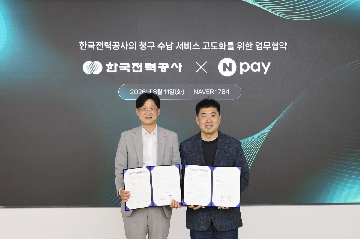 ▲11일 경기도 성남시 네이버1784에서 이정호 한전 영업본부장(왼쪽)과 이향철 네이버페이 책임리더가 업무협약 체결 후 기념사진을 촬영하고 있다. (사진제공=한국전력)