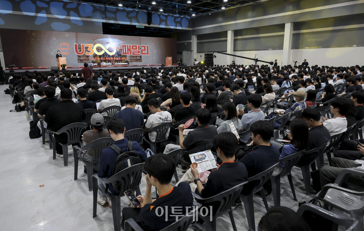 ▲11일 서울 서초구 aT센터에서 열린 '2026 학생 창업유망팀 300+ 만남의 날' 참가 학생들이 착석해 있다. 교육부가 개최하는 '2026 학생 창업유망팀 300+ 만남의 날'은 프로그램에 최종 선발된 학생 창업팀 400개팀과 선배 창업가, 투자사, 창업지원기관 간 교류와 협력을 촉진하고 학생 창업 생태계의 협력 기반을 확대하고자 마련됐다. 고성준 기자 joonko1@