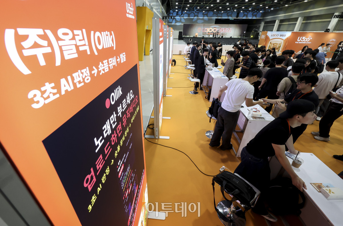 ▲11일 서울 서초구 aT센터에서 열린 '2026 학생 창업유망팀 300+ 만남의 날' 참가자들이 투자사, 창업지원기관 등 전시관에서 창업 관련 상담을 받고 있다. 교육부가 개최하는 '2026 학생 창업유망팀 300+ 만남의 날'은 프로그램에 최종 선발된 학생 창업팀 400개팀과 선배 창업가, 투자사, 창업지원기관 간 교류와 협력을 촉진하고 학생 창업 생태계의 협력 기반을 확대하고자 마련됐다. 고성준 기자 joonko1@