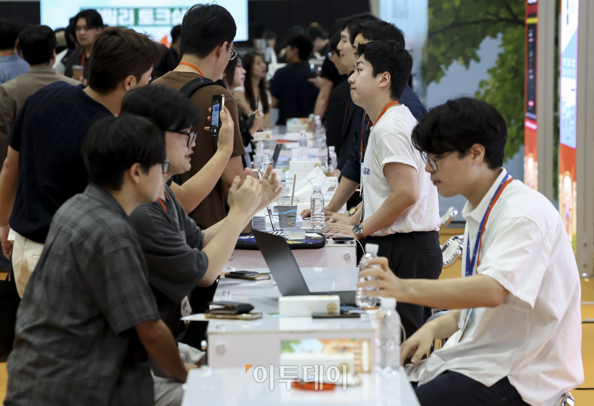 ▲11일 서울 서초구 aT센터에서 열린 '2026 학생 창업유망팀 300+ 만남의 날' 참가자들이 투자사, 창업지원기관 등 전시관에서 창업 관련 상담을 받고 있다. 교육부가 개최하는 '2026 학생 창업유망팀 300+ 만남의 날'은 프로그램에 최종 선발된 학생 창업팀 400개팀과 선배 창업가, 투자사, 창업지원기관 간 교류와 협력을 촉진하고 학생 창업 생태계의 협력 기반을 확대하고자 마련됐다. 고성준 기자 joonko1@