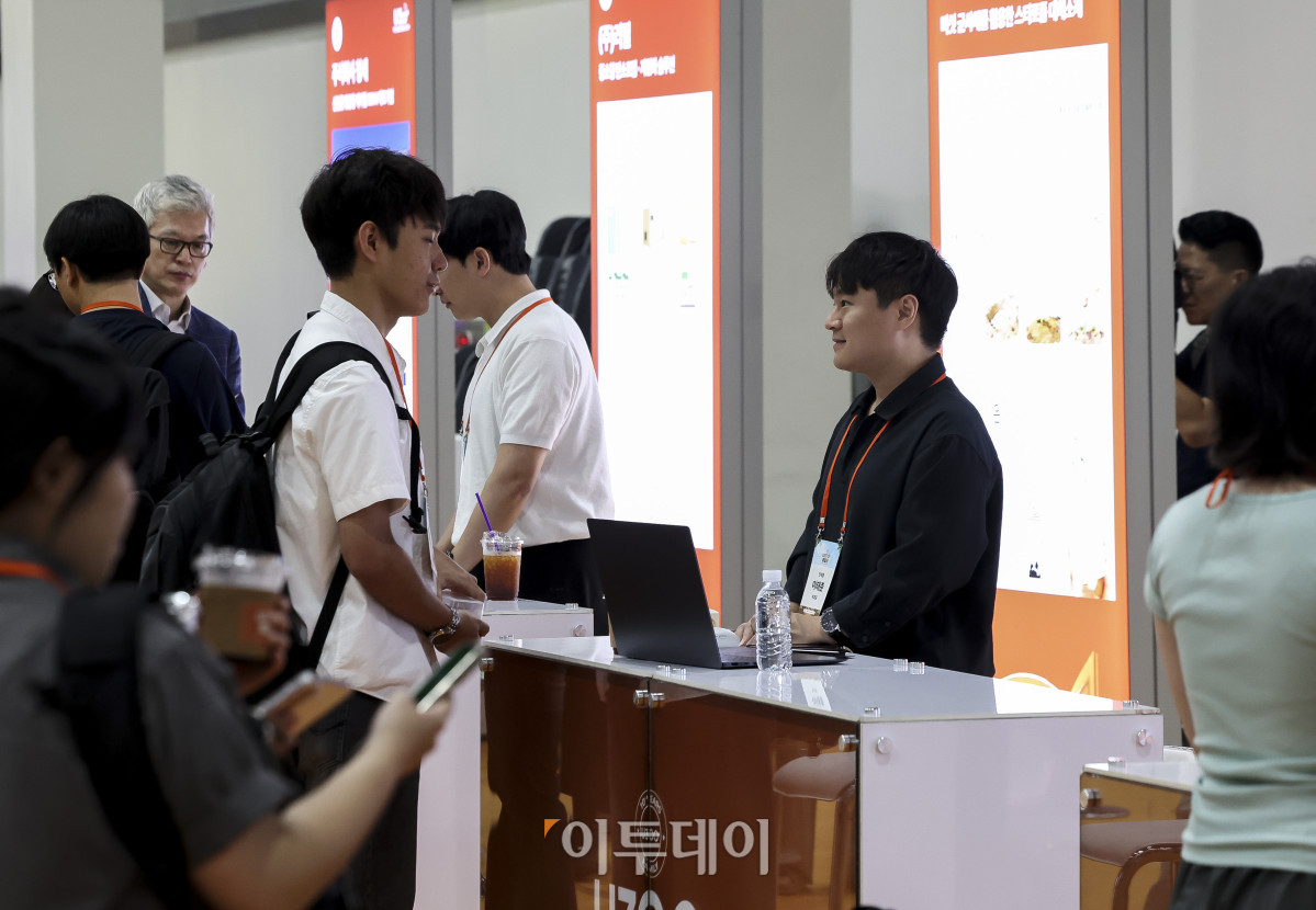 ▲11일 서울 서초구 aT센터에서 열린 '2026 학생 창업유망팀 300+ 만남의 날' 참가자들이 투자사, 창업지원기관 등 전시관에서 창업 관련 상담을 받고 있다. 교육부가 개최하는 '2026 학생 창업유망팀 300+ 만남의 날'은 프로그램에 최종 선발된 학생 창업팀 400개팀과 선배 창업가, 투자사, 창업지원기관 간 교류와 협력을 촉진하고 학생 창업 생태계의 협력 기반을 확대하고자 마련됐다. 고성준 기자 joonko1@
