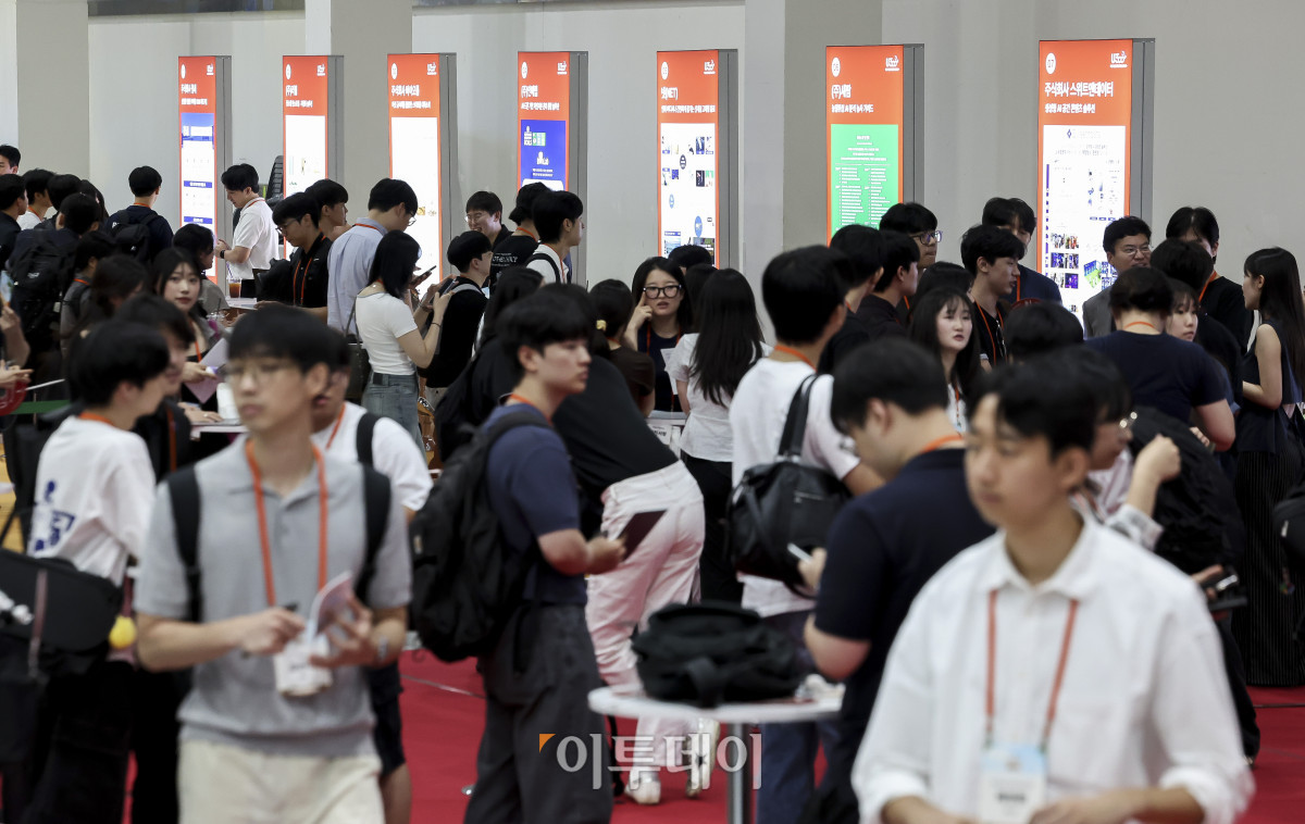 ▲11일 서울 서초구 aT센터에서 열린 '2026 학생 창업유망팀 300+ 만남의 날' 참가자들이 투자사, 창업지원기관 등 전시관에서 창업 관련 상담을 받고 있다. 교육부가 개최하는 '2026 학생 창업유망팀 300+ 만남의 날'은 프로그램에 최종 선발된 학생 창업팀 400개팀과 선배 창업가, 투자사, 창업지원기관 간 교류와 협력을 촉진하고 학생 창업 생태계의 협력 기반을 확대하고자 마련됐다. 고성준 기자 joonko1@