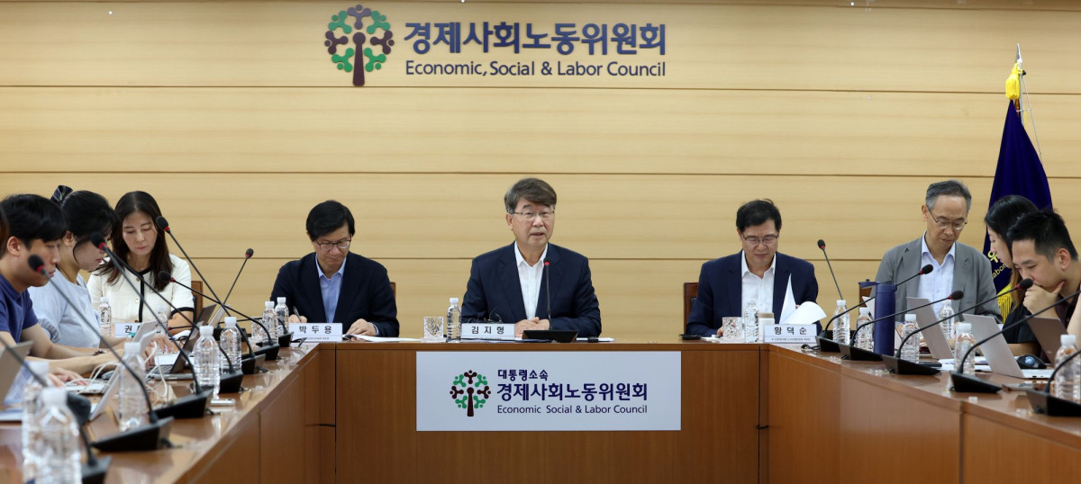 ▲김지형 경제사회노동위원회 위원장이 11일 서울 종로구 경사노위 대회의실에서 진행된 출입기자단과 간담회에서 발언하고 있다. (뉴시스)