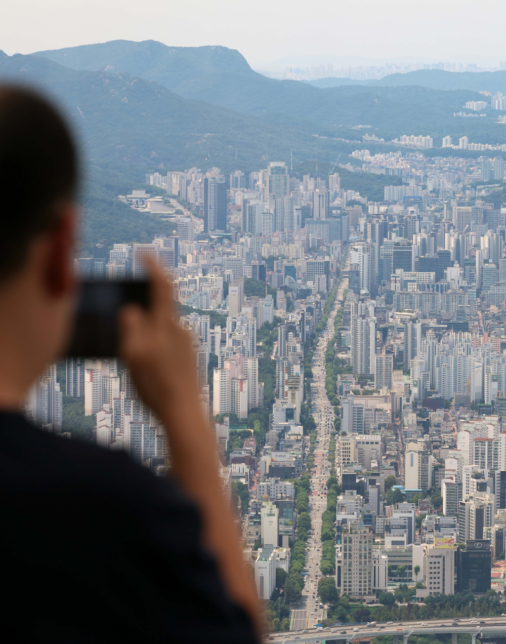▲10일 서울 송파구 롯데월드타워에서 바라본 서울 시내에 아파트가 빽빽하게 서 있다. 신태현 기자 holjjak@ (이투데이DB)