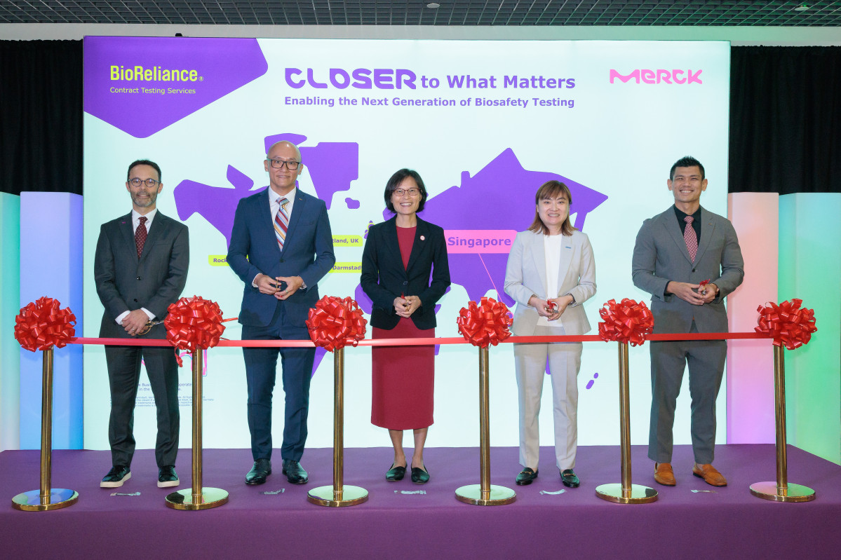 ▲머크 라이프사이언스가 싱가포르 바이오릴라이언스(BioReliance®) 연구소를 확장했다. 린다 장(Linda Zhang) 머크 싱가폴 대표(오른쪽에서 두 번째)와 고완이(Goh Wan Yee) 싱가포르 경제개발청 수석부사장 겸 헬스케어 부문 총괄(가운데)을 비롯한 관계자들이 기념 촬영을 하고 있다. (사진제공=머크)
