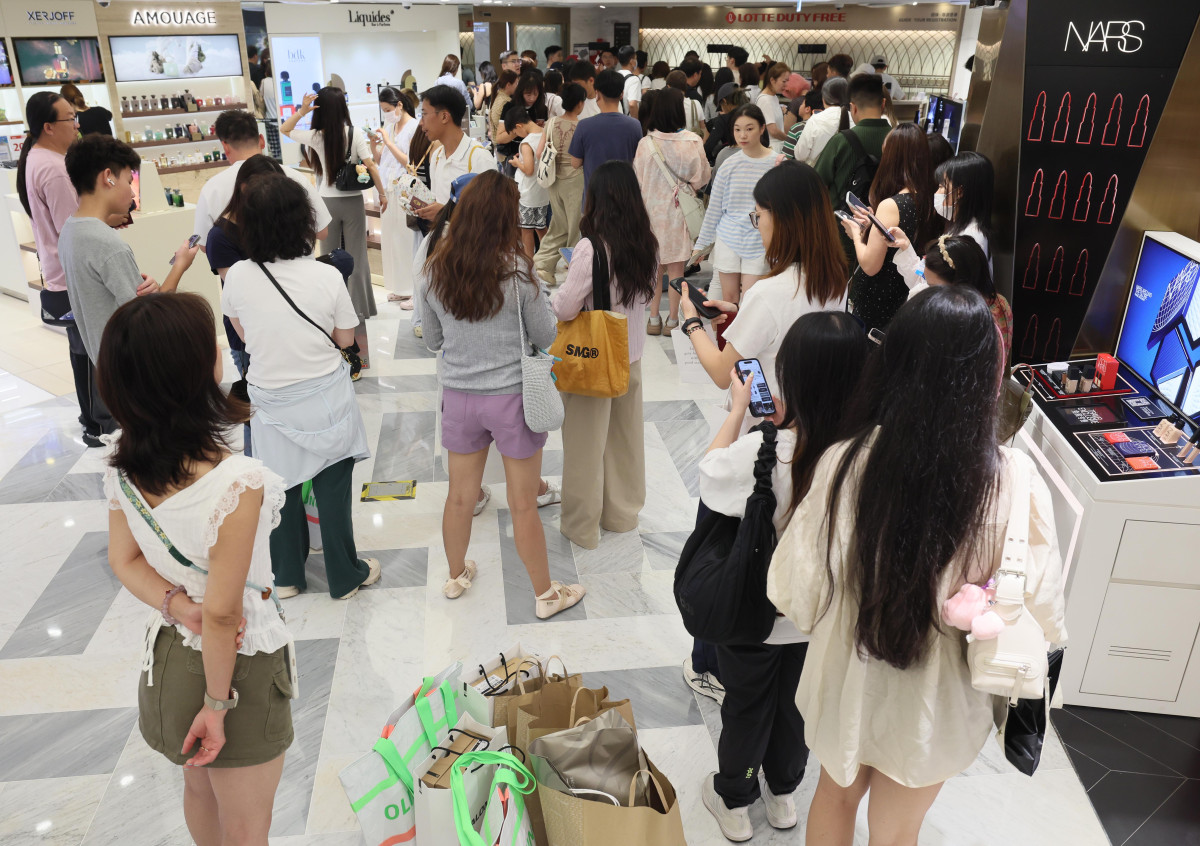 ▲외국인의 국내 카드 사용 금액이 3년 반 만에 약 10배로 불었다. 11일 한국신용데이터(KCD)의 '해외카드 매출 트렌드 리포트'에 따르면 올해 6월 한달간 KCD 캐시노트 서비스에 연동된 전국 가맹점에서 발생한 해외카드 총 매출액은 2023년 1월의 9.6배로 집계됐다. 지역별로 최근 1년간(2025년 7월∼2026년 6월) 전체 해외카드 매출액 65%가 서울에서 발생했고 경기(11%), 부산(8%), 제주(5%) 등이 그 다음으로 많았다. 이 기간 매출 성장률은 부산이 60.0%로 가장 높았고 이어 제주(53.1%), 서울(36.4%), 인천(35.9%), 울산(28.8%) 등 순이었다. 이날 서울 중구 롯데면세점이 외국인 쇼핑객들로 붐비고 있다. 신태현 기자 holjjak@