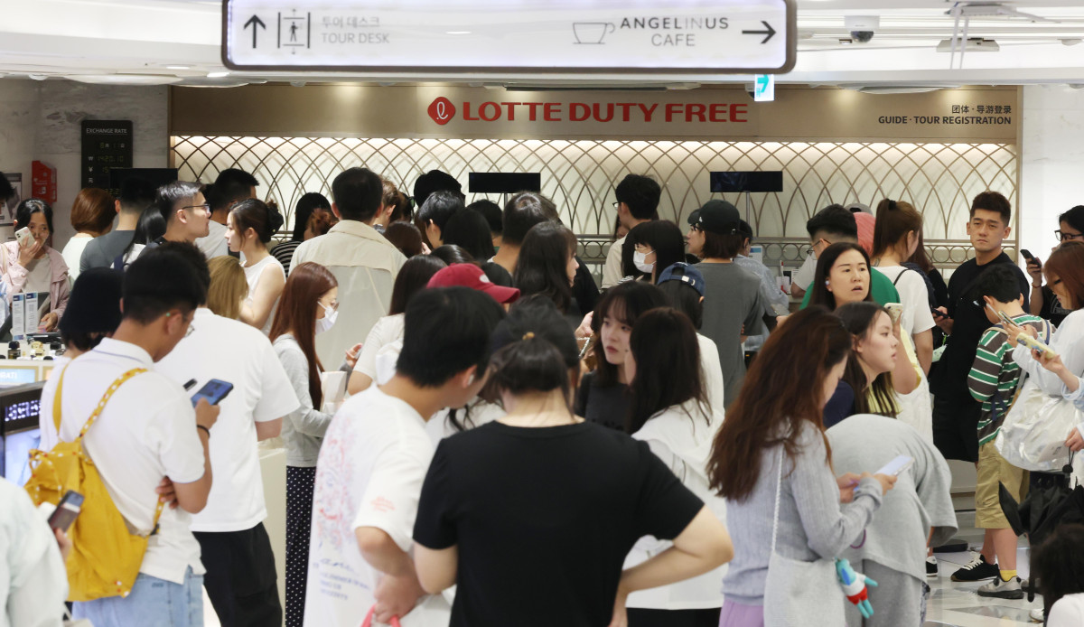 ▲외국인의 국내 카드 사용 금액이 3년 반 만에 약 10배로 불었다. 11일 한국신용데이터(KCD)의 '해외카드 매출 트렌드 리포트'에 따르면 올해 6월 한달간 KCD 캐시노트 서비스에 연동된 전국 가맹점에서 발생한 해외카드 총 매출액은 2023년 1월의 9.6배로 집계됐다. 지역별로 최근 1년간(2025년 7월∼2026년 6월) 전체 해외카드 매출액 65%가 서울에서 발생했고 경기(11%), 부산(8%), 제주(5%) 등이 그 다음으로 많았다. 이 기간 매출 성장률은 부산이 60.0%로 가장 높았고 이어 제주(53.1%), 서울(36.4%), 인천(35.9%), 울산(28.8%) 등 순이었다. 이날 서울 중구 롯데면세점이 외국인 쇼핑객들로 붐비고 있다. 신태현 기자 holjjak@