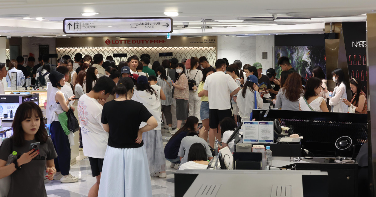 ▲외국인의 국내 카드 사용 금액이 3년 반 만에 약 10배로 불었다. 11일 한국신용데이터(KCD)의 '해외카드 매출 트렌드 리포트'에 따르면 올해 6월 한달간 KCD 캐시노트 서비스에 연동된 전국 가맹점에서 발생한 해외카드 총 매출액은 2023년 1월의 9.6배로 집계됐다. 지역별로 최근 1년간(2025년 7월∼2026년 6월) 전체 해외카드 매출액 65%가 서울에서 발생했고 경기(11%), 부산(8%), 제주(5%) 등이 그 다음으로 많았다. 이 기간 매출 성장률은 부산이 60.0%로 가장 높았고 이어 제주(53.1%), 서울(36.4%), 인천(35.9%), 울산(28.8%) 등 순이었다. 이날 서울 중구 롯데면세점이 외국인 쇼핑객들로 붐비고 있다. 신태현 기자 holjjak@