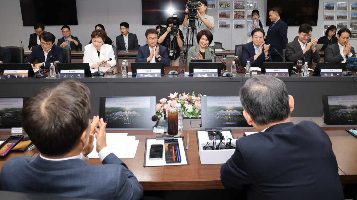 ▲11일 오후 경기 용인 일반산단 및 국가산단에서 더불어민주당 3대 메가프로젝트 지원 특별위원회 현장 간담회가 열리고 있다. 사진=뉴시스