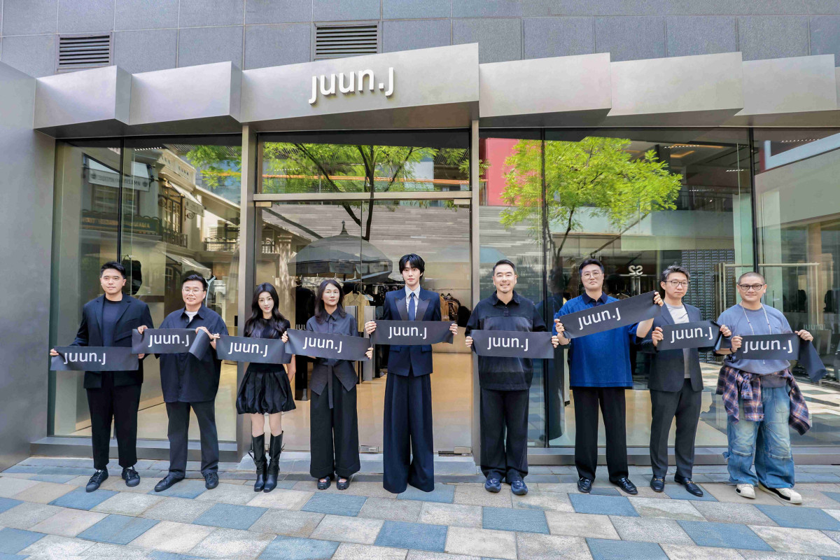 ▲7일 중국 베이징에서 진행된 싼리툰 타이쿠리의 준지 신규 매장 오픈 이벤트에서 준지의 글로벌 앰배서더로 활약 중인 배우 안효섭(가운데)과 이현직 미스토홍콩 총괄법인장(오른쪽에서 네번째), 오준영 미스토상해 법인장(오른쪽에서 세번째), 박남영 삼성물산 패션부문 부문장(왼쪽에서 네번째)을 비롯한 관계자들이 기념사진을 촬영하고 있다. (사진제공=삼성물산 패션부문)
