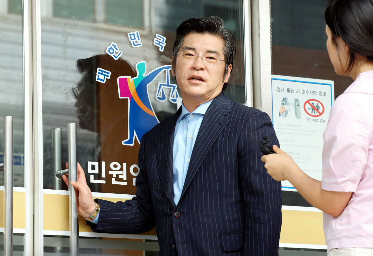 ▲김용위 놀부 대표이사가 11일 오후 서울 서초구 서울회생법원에서 열린 한식 프랜차이즈 '놀부'의 기업회생절차 개시 신청에 따른 대표자 심문기일에 출석하고 있다. (뉴시스)