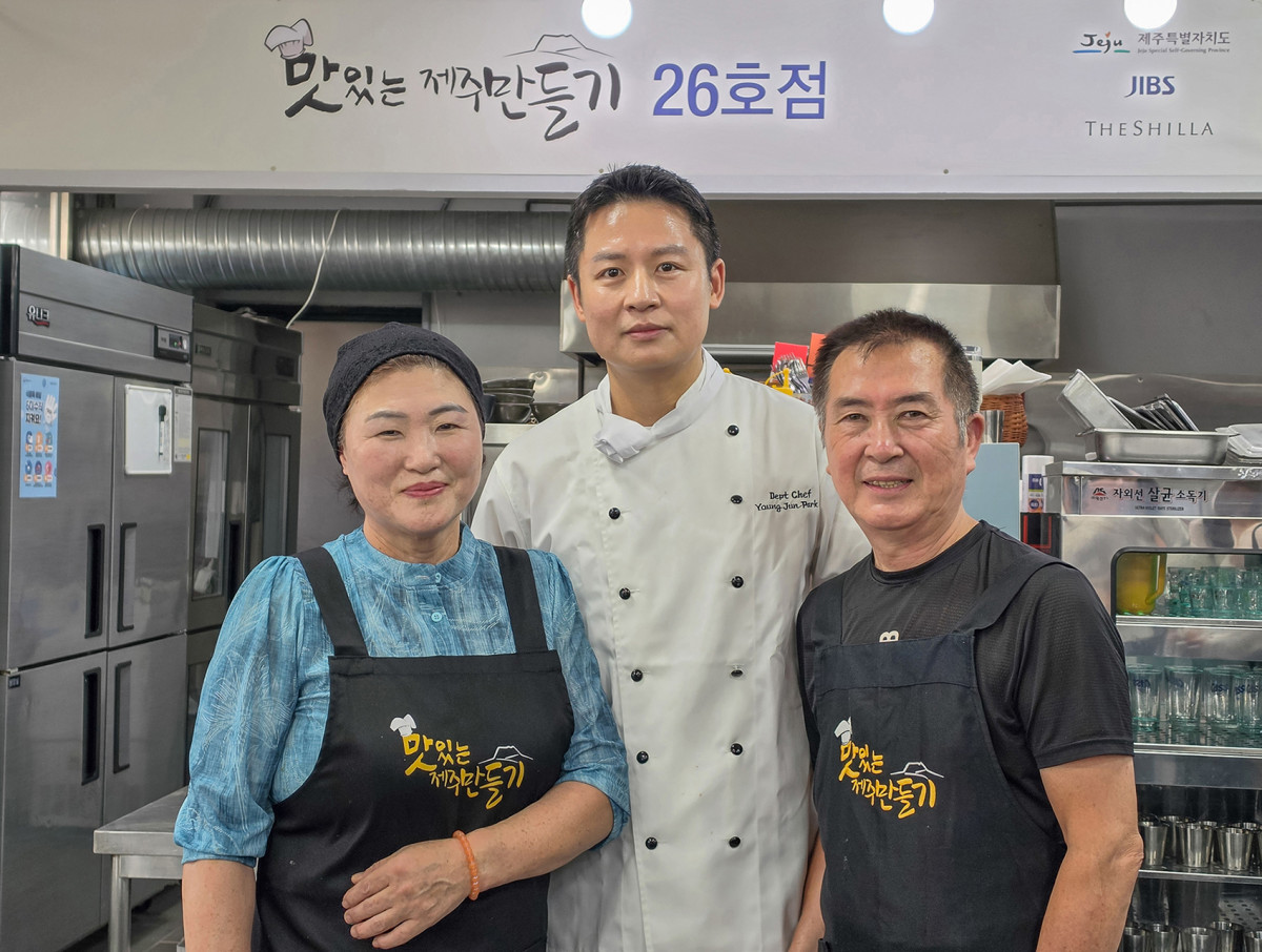 ▲호텔신라 박영준 셰프가 '맛있는 제주만들기' 식당 26호점 용담생국수 식당주인 김점숙, 김택일 씨와 기념 사진을 찍고 있다. (사진=삼성전자)