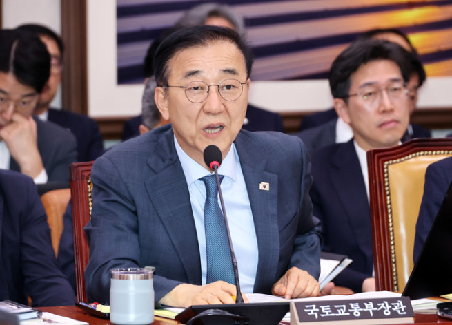 ▲김윤덕 국토교통부 장관이 11일 국회에서 열린 국토교통위원회 전체회의에서 여야 위원들의 질의에 답하고 있다. (연합뉴스)
