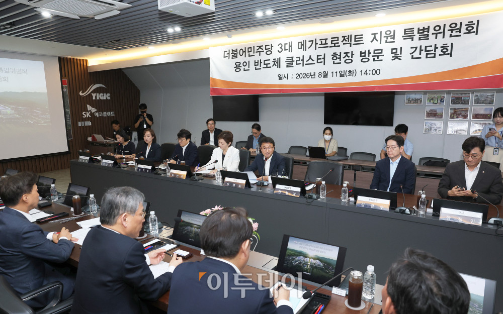 ▲한병도 더불어민주당 3대 메가프로젝트 지원 특별위원회 위원장이 11일 경기도 용인시 처인구 용인 국가산단에서 열린 3대 메가프로젝트 지원 특위 현장 간담회에서 인사말을 하고 있다. 국회사진기자단