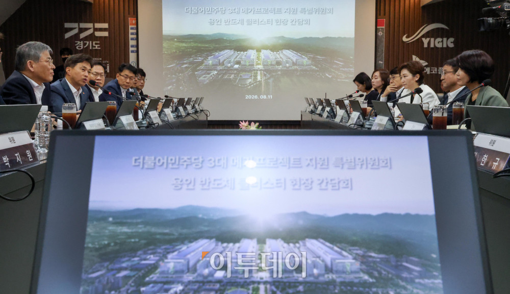 ▲11일 경기 용인 일반산단 및 국가산단에서 열린 더불어민주당 3대 메가프로젝트 지원 특별위원회 현장 간담회에서 곽노정 SK하이닉스 CEO가 인사말을 하고 있다. 국회사진기자단