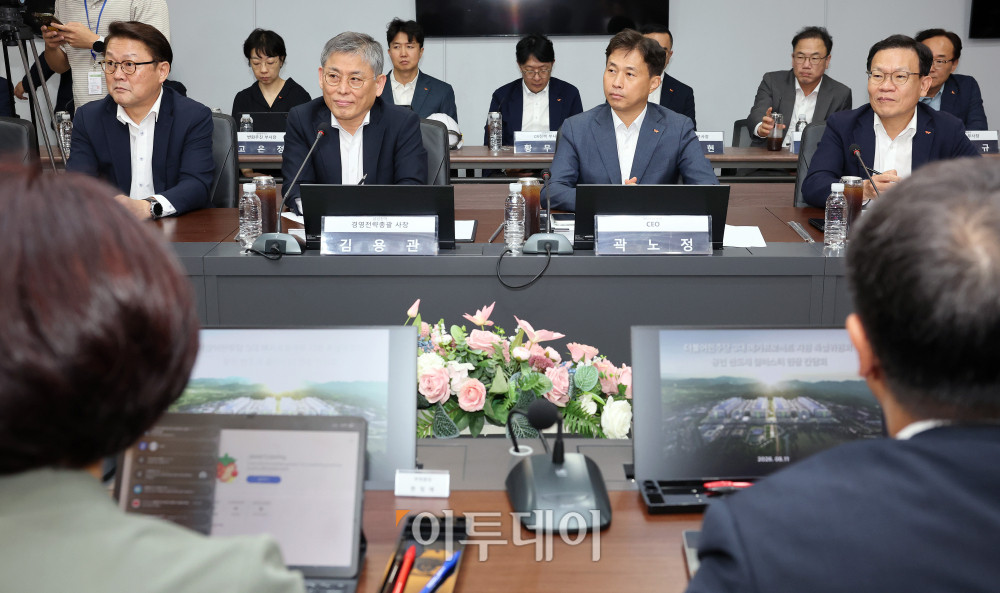 ▲김용관 삼성전자 경영전략총괄 사장과 곽노정 SK하이닉스 CEO가 11일 경기도 용인시 처인구 용인 국가산단에서 열린 더불어민주당 3대 메가프로젝트 지원 특위 현장 간담회에서 참석자들의 인사말을 듣고 있다. 국회사진기자단