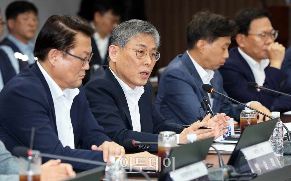 ▲김용관 삼성전자 경영전략총괄 사장이 11일 경기도 용인시 처인구 용인 국가산단에서 열린 더불어민주당 3대 메가프로젝트 지원 특위 현장 간담회에서 인사말을 하고 있다. 국회사진기자단