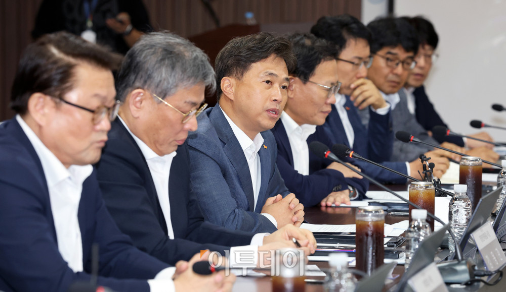 ▲곽노정 SK하이닉스 CEO가 11일 경기도 용인시 처인구 용인 국가산단에서 열린 더불어민주당 3대 메가프로젝트 지원 특위 현장 간담회에서 인사말을 하고 있다. 국회사진기자단