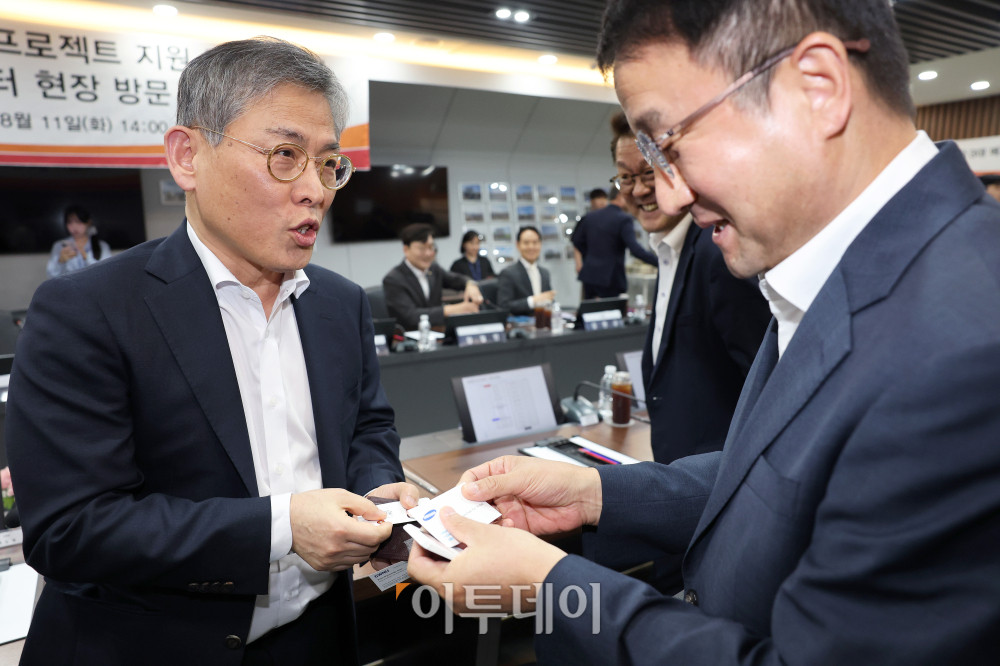 ▲김용관(왼쪽) 삼성전자 DS부문 경영전략총괄 사장이 11일 경기 용인 일반산단 및 국가산단에서 열린 더불어민주당 3대 메가프로젝트 지원 특별위원회 현장 간담회에서 위원장인 한병도 당 대표 직무대행 겸 원내대표와 명함을 교환하고 있다. 국회사진기자단