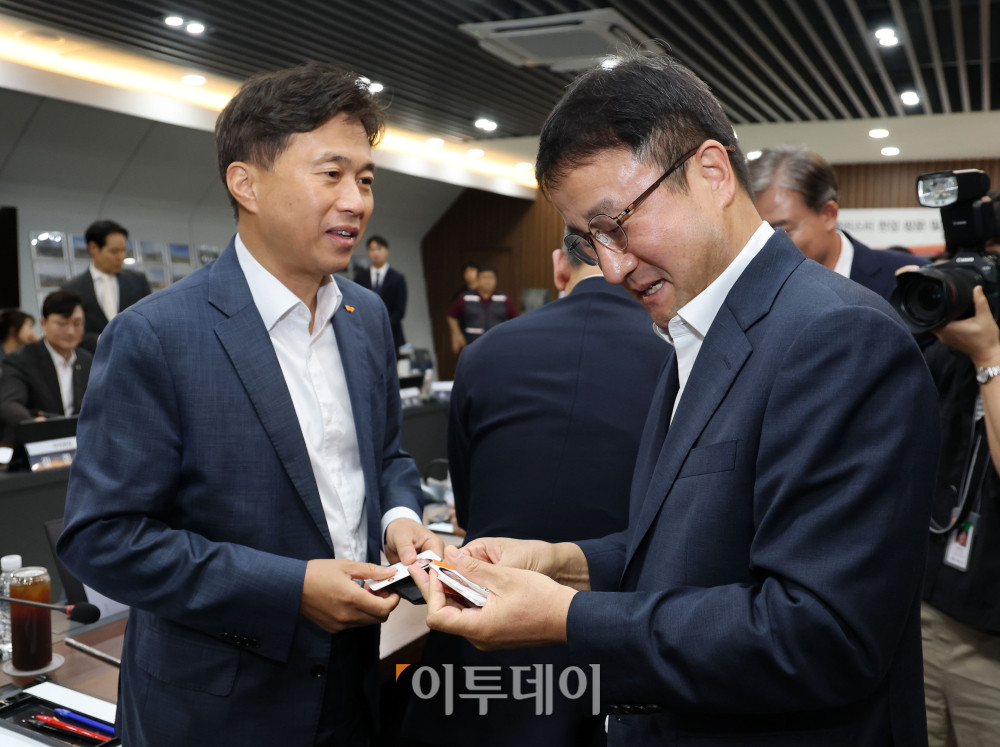 ▲11일 경기 용인 일반산단 및 국가산단에서 열린 더불어민주당 3대 메가프로젝트 지원 특별위원회 현장 간담회에서 한병도(오른쪽) 더불어민주당 위원장과 곽노정 SK하이닉스 CEO가 대화를 하고 있다. 국회사진기자단