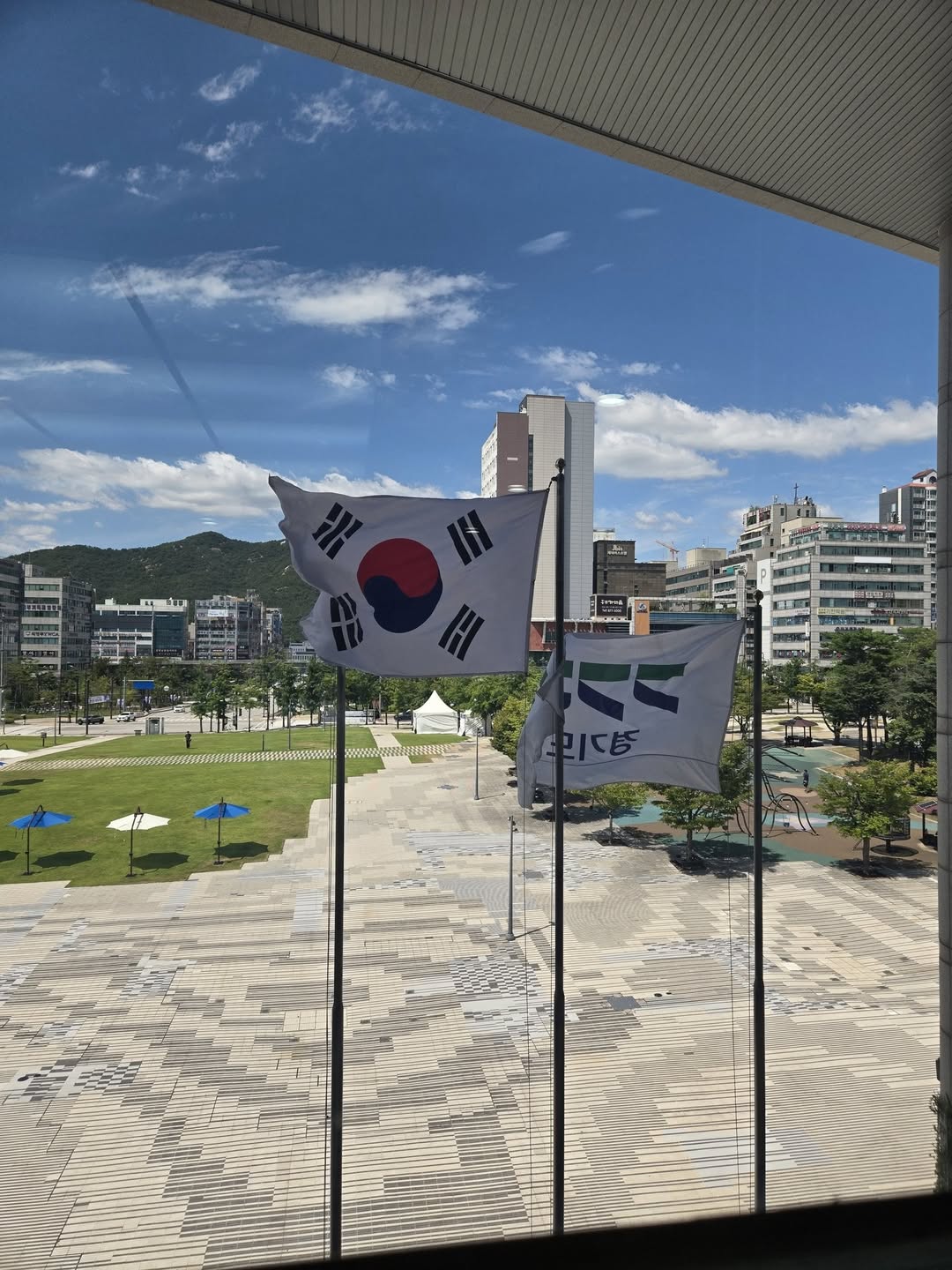 ▲추미애 경기도지사가 11일 의정부 경기도 북부청사에서 집무하며 청사 앞에 게양된 태극기와 경기도기를 촬영해 페이스북에 올렸다.
추 지사는 취임 후 두 번째로 북부청사에서 업무를 보며 "경기동북부의 대전환을 촉진해보겠다"고 밝혔다. (추미애 경기도지사 페이스북)