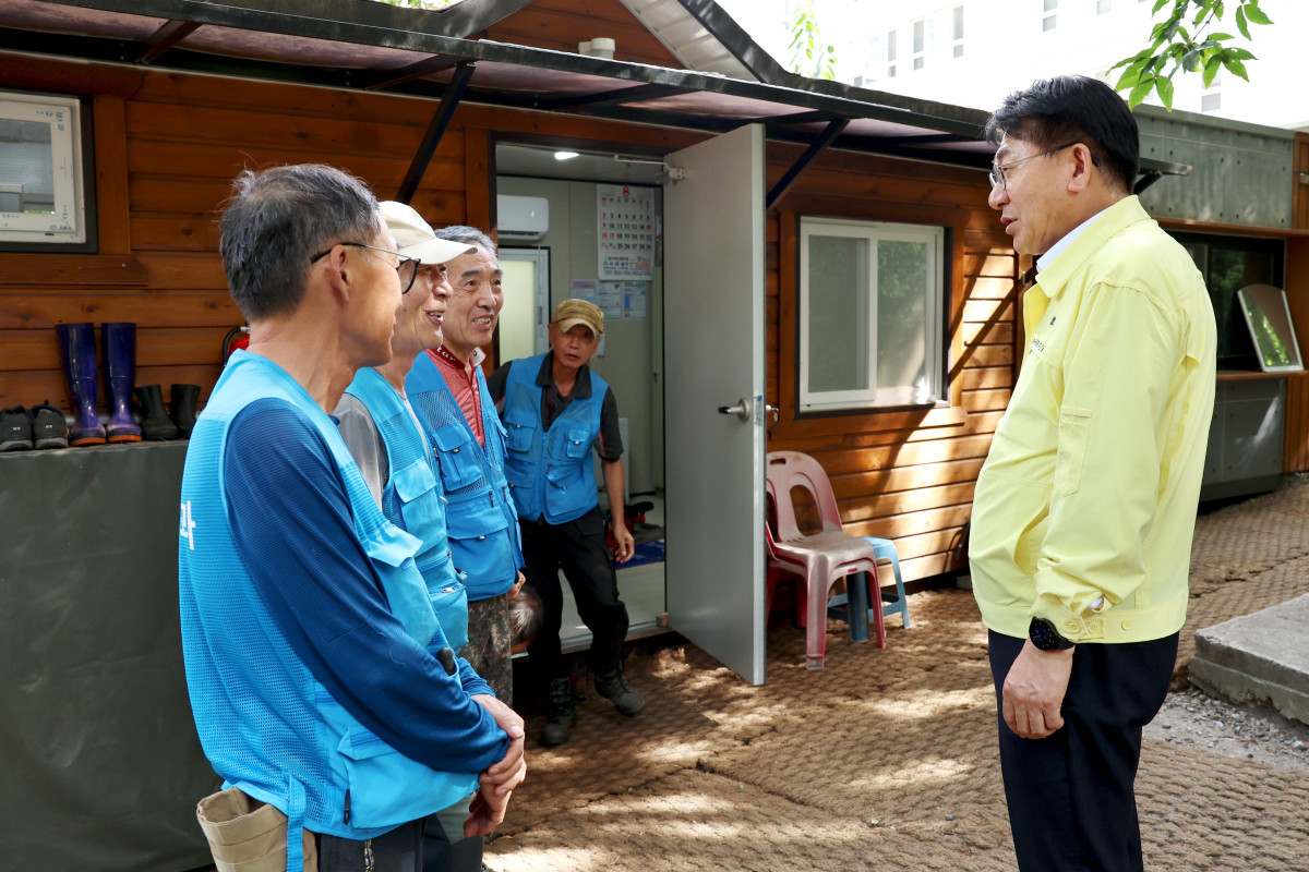 ▲유보화(오른쪽 첫 번째) 서울특별시 성동구청장이 서울 성동구 옥수동 매봉산 현장 근로자들을 직접 찾아 격려하고 있다. (사진 제공 = 서울 성동구)