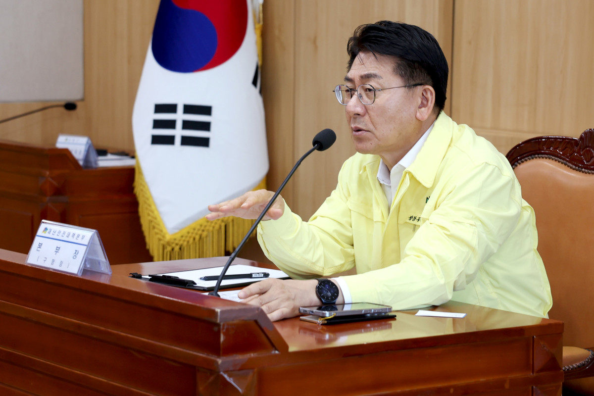 ▲유보화 서울특별시 성동구청장이 서울 전역에 ‘폭염중대경보’가 발효된 4일 성동구청 8층 대회의실에서 긴급 폭염 대책회의를 주재하고 있다. (사진 제공 = 서울 성동구)