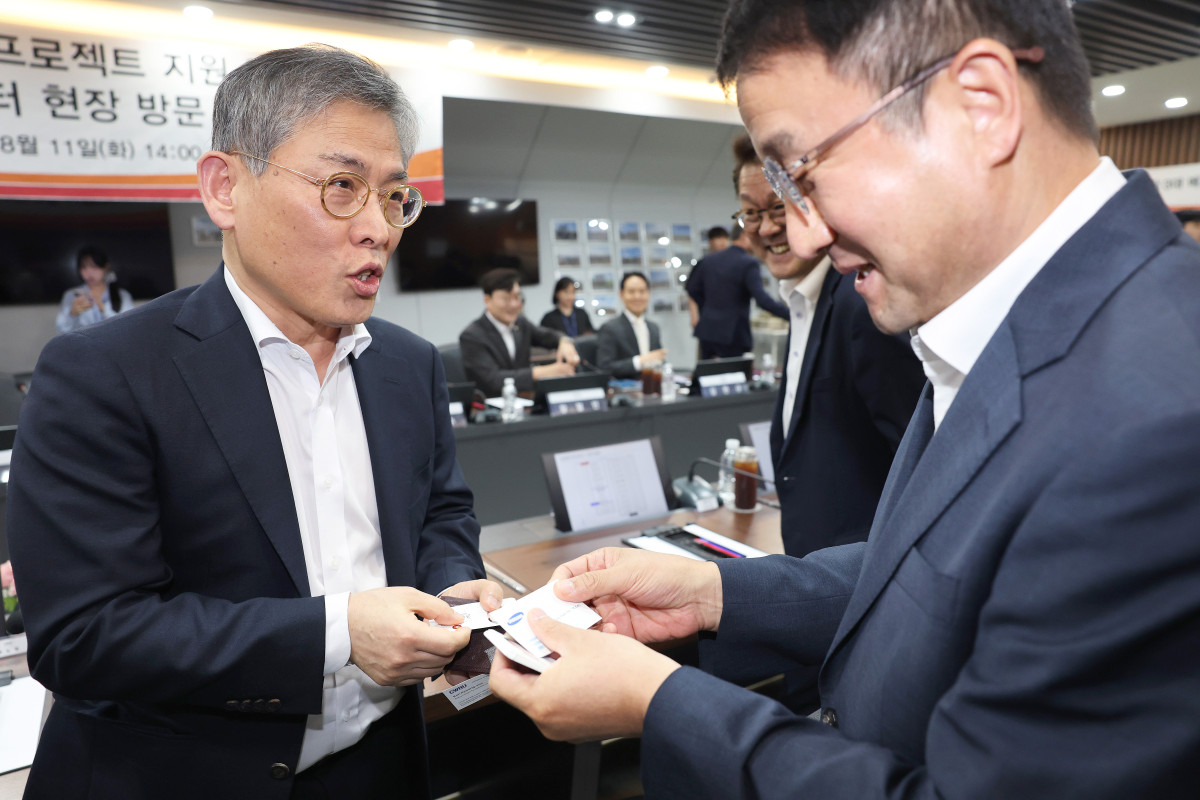 ▲김용관 삼성전자 DS부문 경영전략총괄 사장(왼쪽)이 11일 경기 용인 일반산단 및 국가산단에서 열린 더불어민주당 3대 메가프로젝트 지원 특별위원회 현장 간담회에서 위원장인 한병도 당 대표 직무대행 겸 원내대표와 명함을 교환하고 있다. 사진=연합뉴스