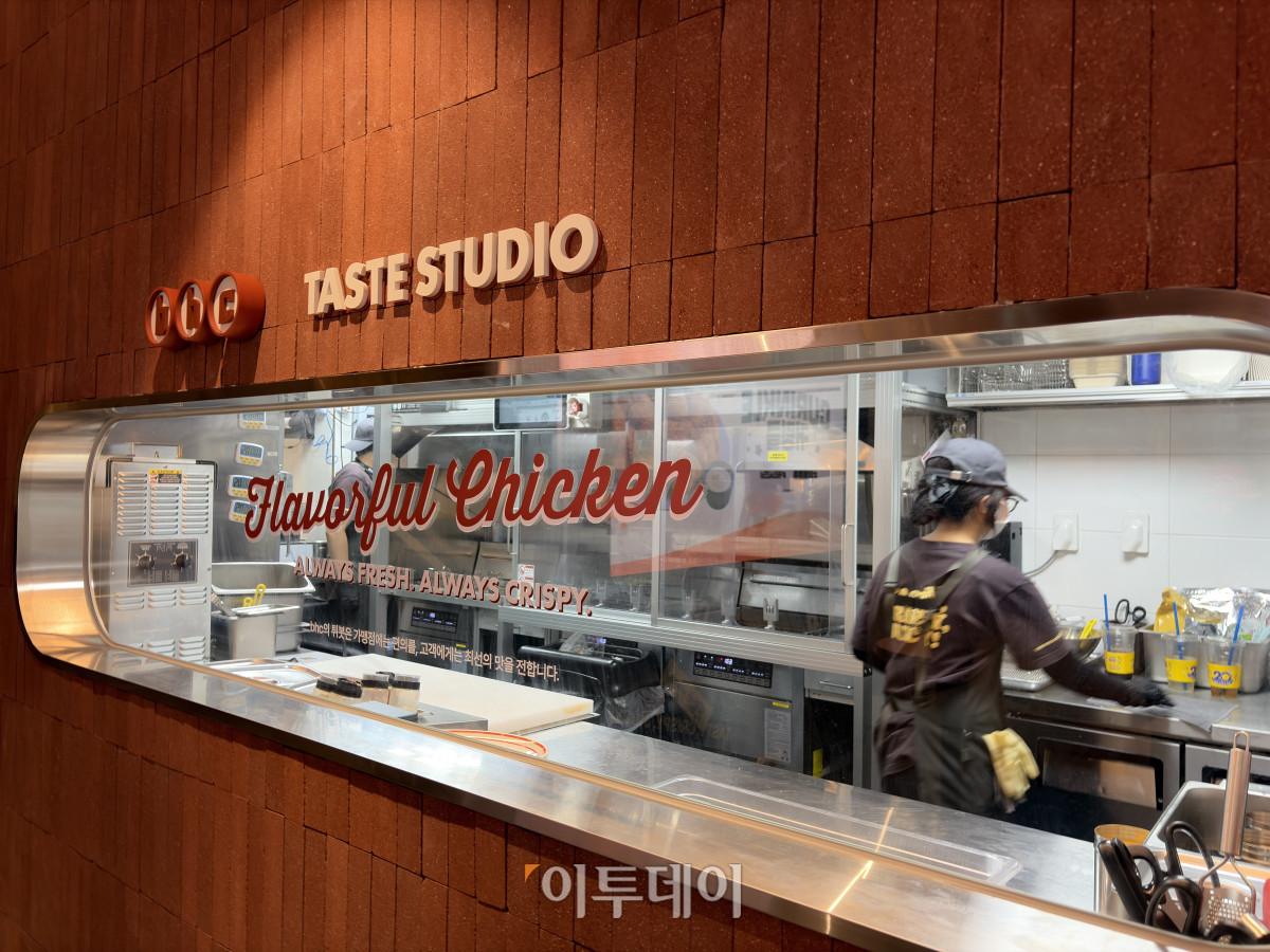 ▲서울 강남구에 위치한 bhc 플래그십스토어 강남역점의 1층의 테이스티 스튜디오. (황민주 기자 minchu@)