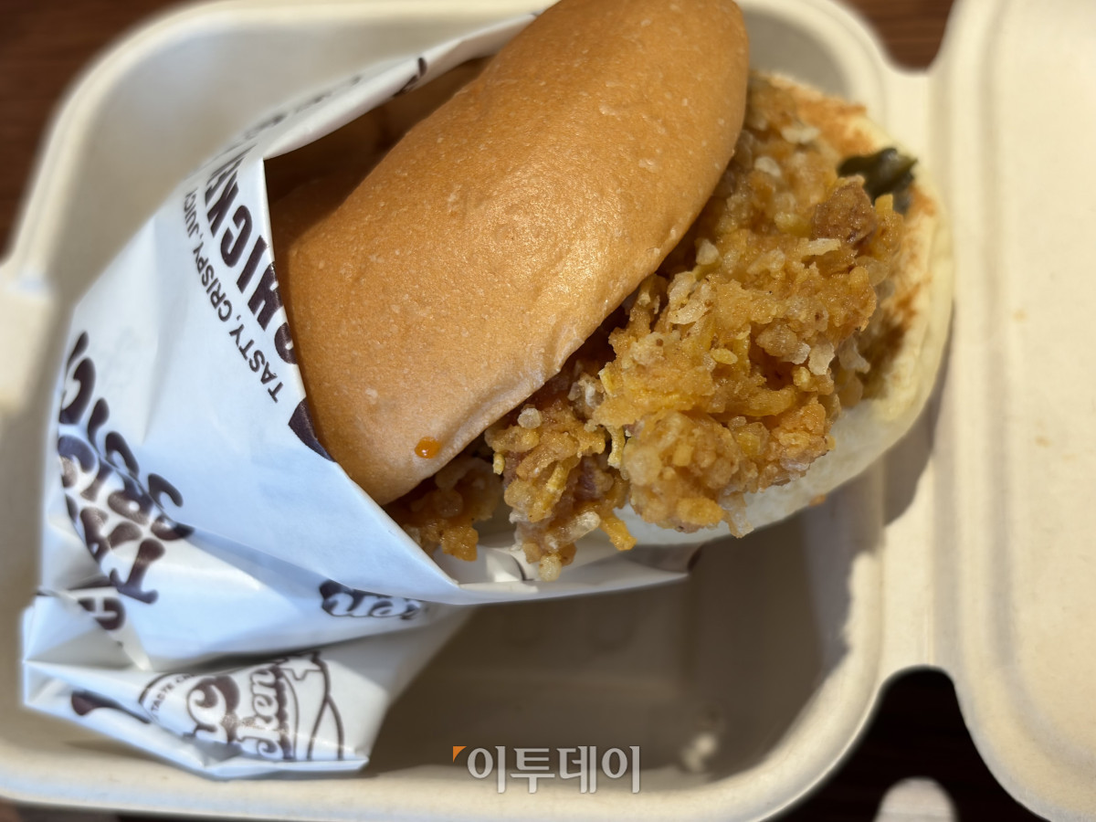 ▲bhc 플래그십 스토어에서 판매하는 버거 메뉴. 패티로 콰삭킹 치킨이 사용됐다. (황민주 기자 minchu@)