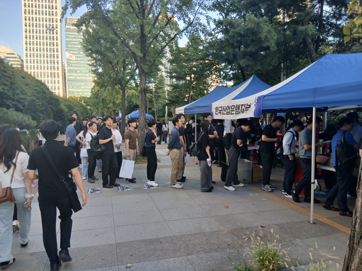 ▲11일 국책은행 지방 이전 저지 공동 결의대회를 앞두고 서울 여의도 한국산업은행 본점 인근에 마련된 노조 부스에서 참가자들이 등록하고 있다. (박민석 기자 mins@)