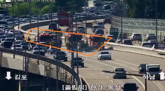 ▲[속보] 올림픽대로서 차량 화재 발생 (출처=서울시 교통정보 시스템 TOPIS 캡처)