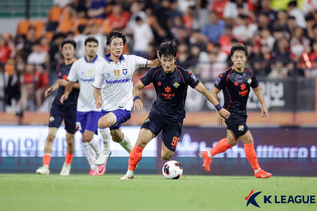 ▲강원FC 최병찬(가운데). (출처=한국프로축구연맹 제공, 연합뉴스)