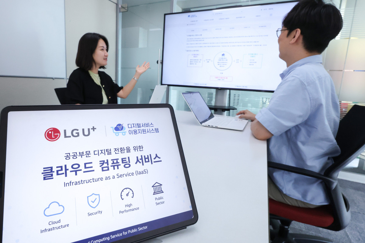 ▲LG유플러스가 아마존웹서비스(AWS)의 글로벌 클라우드 인프라와 자사의 네트워크·보안 운영 역량을 결합해 공공 클라우드 사업을 확대한다. 사진은 LG유플러스 임직원들이 ‘엘지유플러스 중개서비스 for Amazon Web Services’를 소개하고 있는 모습. (사진제공=LG유플러스)