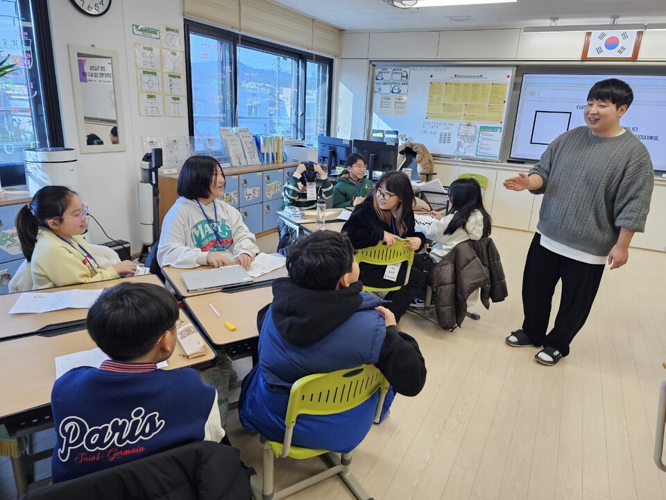 ▲대구시교육청이 학령인구 감소에 대응하기 위해 군위군지역에서 추진하는 거점학교 육성 정책에 따라 거점초등학교로 지정된 군위초등학교 수업 모습. (대구교육청)