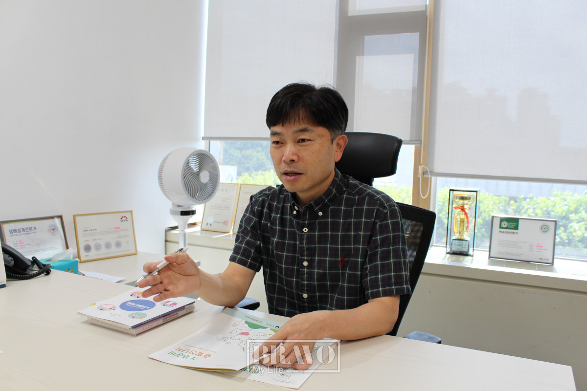 ▲이진영 국민연금공단 경인지역본부 노후준비서비스팀 상담사가 11일 경기 수원시 경인지역본부 상담실에서 노후준비 재무상담에 대해 설명하고 있다. 서지희 기자 jhsseo@