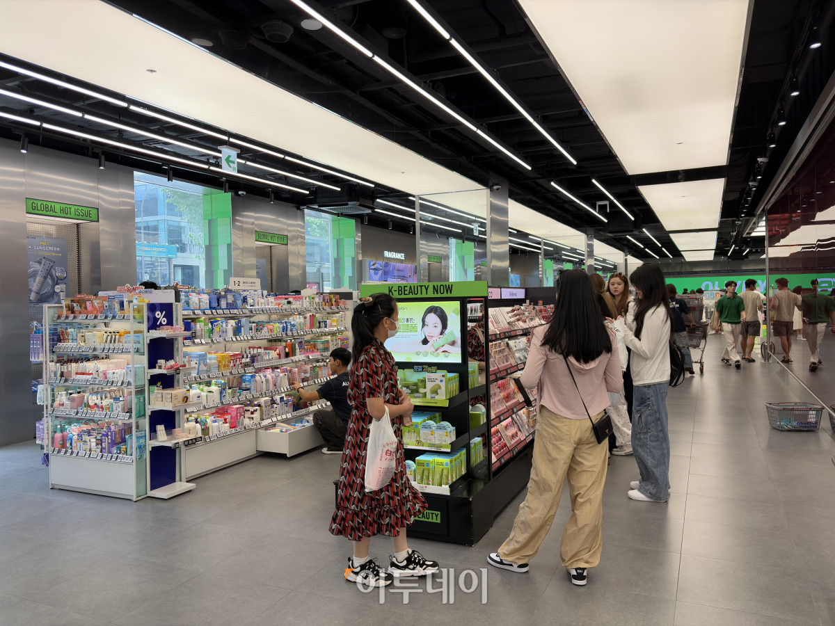 ▲서울 중구 명동의 올리브영 매장. 외국인 관광객들이 쇼핑을 하고 있다. (황민주 기자 minchu@)