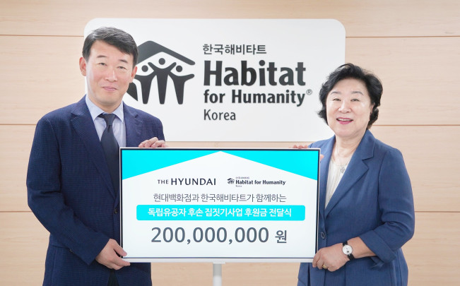 ▲11일 서울 강남구 해비타트 서울지회에서 진행된 독립유공자 후손 보금자리 지원 후원금 전달식에서 현대백화점 양명성 영업전략담당 상무(사진 왼쪽)와 마희자 한국해비타트 이사장(사진 오른쪽)이 기념사진을 찍고 있다.