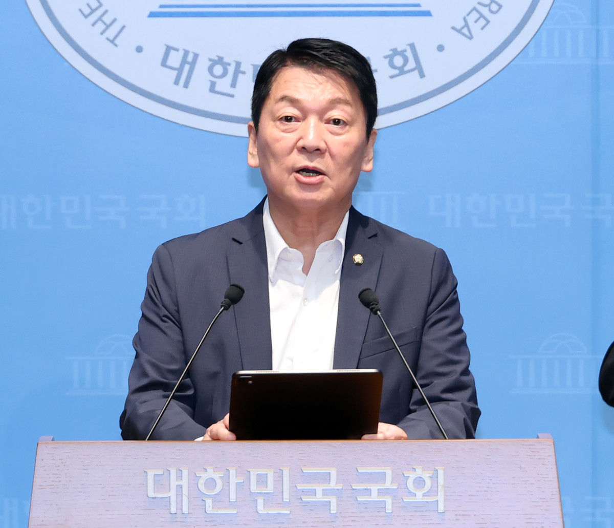 ▲국민의힘 안철수 의원이 12일 국회 소통관에서 당의 조직강화특위 쇄신과 관련한 입장을 밝히고 있다. (연합뉴스)