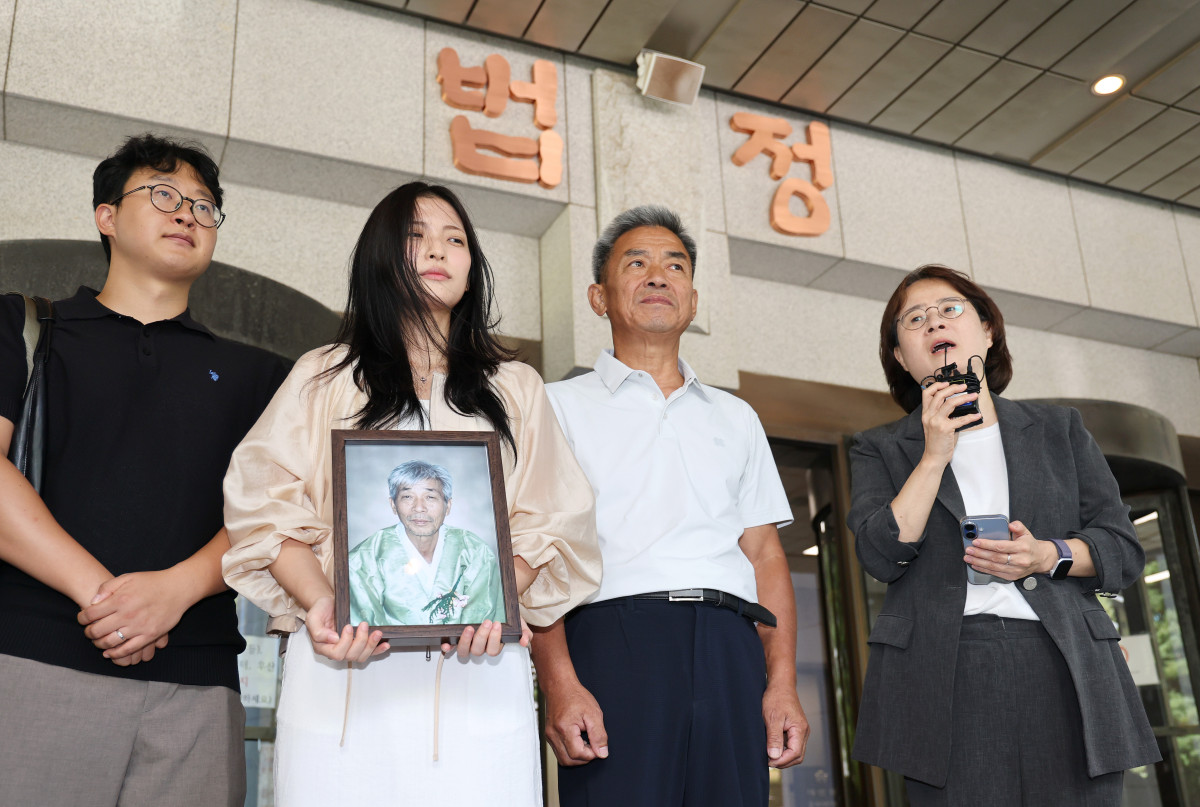 ▲일본제철 강제동원 피해자 고 민문식 씨의 가족과 변호인이 12일 서울 서초구 대법원에서 열린 일본제철 강제동원 손해배상 청구소송 상고심 선고를 마치고 나와 입장을 밝히고 있다. (연합뉴스)