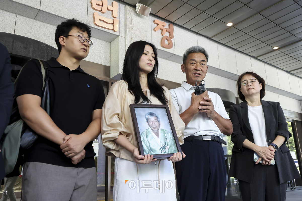 ▲일제강점기 강제동원 피해자 고 민문식씨의 유족 민병조씨가 12일 서울 서초구 대법원에서 열린 손해배상 청구 소송 상고심 선고를 마친 뒤 발언하고 있다. 이날 대법원 2부(주심 오경미 대법관)는 강제징용 피해자의 자녀 민씨 등 유가족 5명이 일본제철을 상대로 제기한 손해배상 청구 소송의 상고심에서 원고 일부 승소로 본 원심 판결을 확정했다. 일본제철은 민씨 등 4명에게 총 8000만원을 배상해야 한다. 고성준 기자 joonko1@