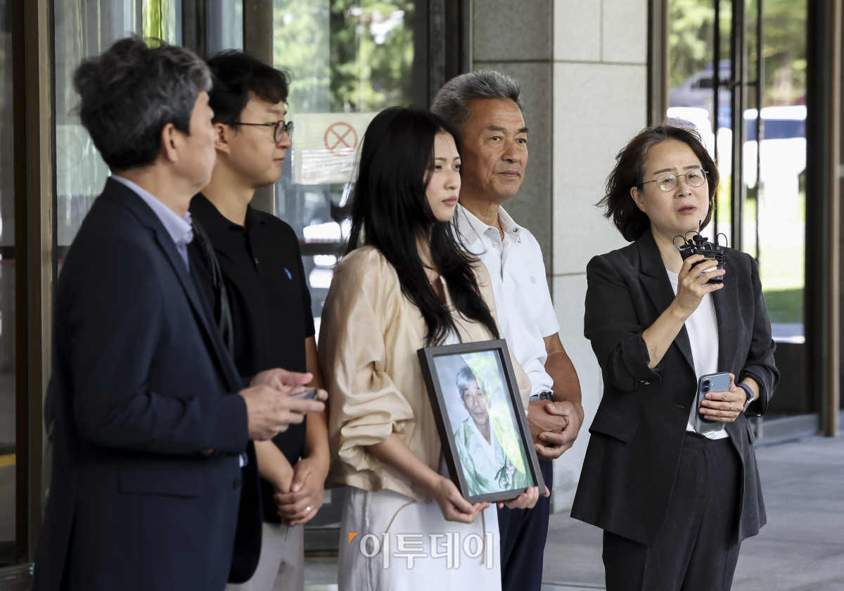 ▲일제강점기 강제동원 피해자 고 민문식씨 유족의 법률대리인 이상희 변호사가 12일 서울 서초구 대법원에서 열린 손해배상 청구 소송 상고심 선고를 마친 뒤 입장을 발표하고 있다. 이날 대법원 2부(주심 오경미 대법관)는 강제징용 피해자의 자녀 민씨 등 유가족 5명이 일본제철을 상대로 제기한 손해배상 청구 소송의 상고심에서 원고 일부 승소로 본 원심 판결을 확정했다. 일본제철은 민씨 등 4명에게 총 8000만원을 배상해야 한다. 고성준 기자 joonko1@