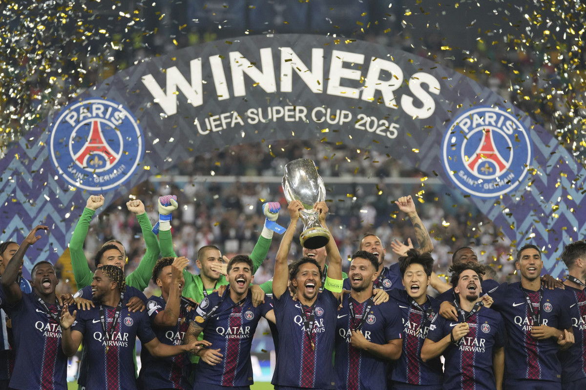 ▲파리 생제르맹(PSG, 프랑스) 선수들이 지난해 8월 13일(현지시간) 이탈리아 우디네의 스타디오 프리올리에서 열린 2025 유럽축구연맹(UEFA) 슈퍼컵 정상에 올라 트로피를 들고 환호하고 있다. (우디네/AP뉴시스)
