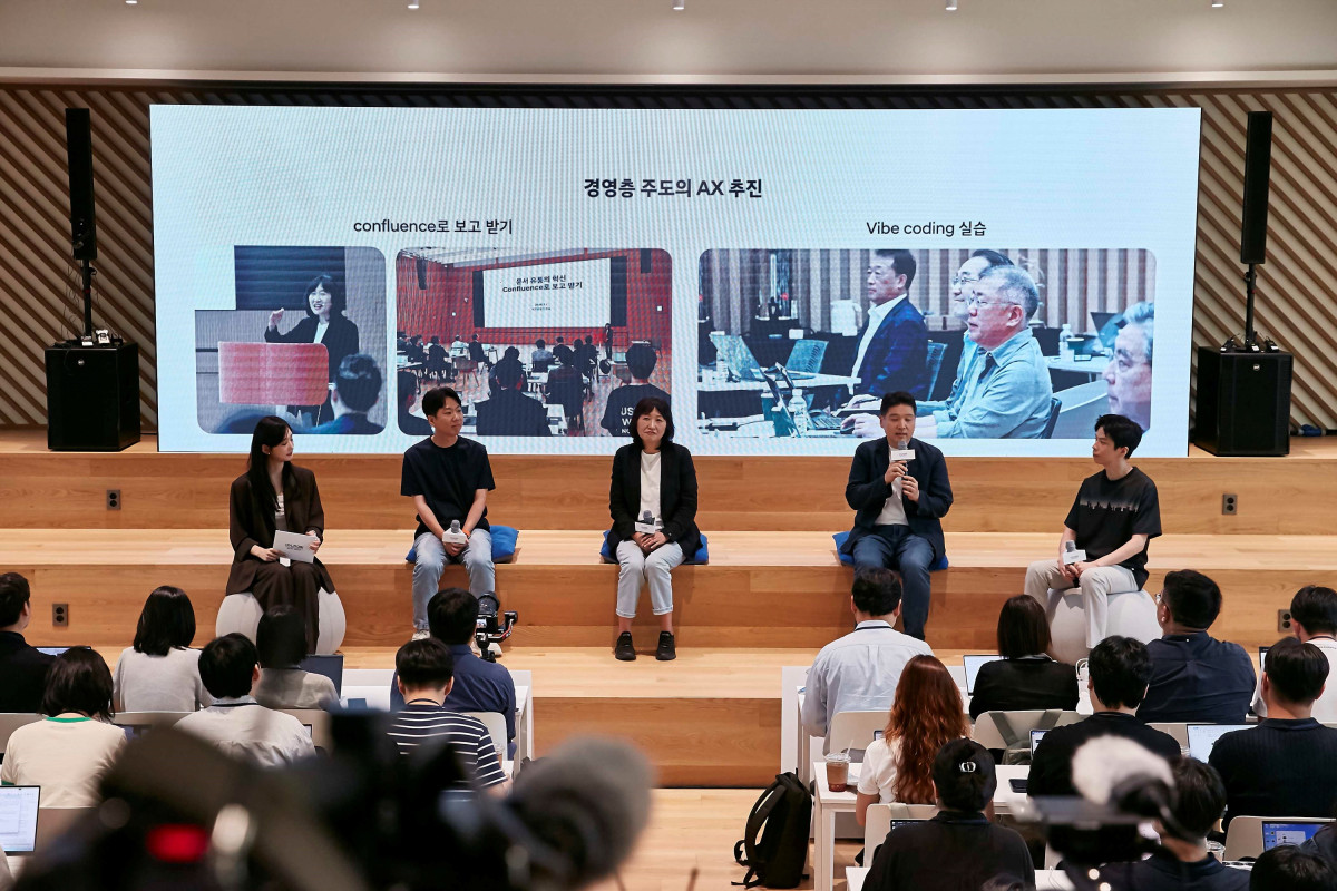 ▲12일 ‘현대차그룹 AX 성과 발표회’에서 (왼쪽부터) 현대차 제네시스고객경험팀 장영석 책임매니저, 현대차·기아 ICT담당 진은숙 사장, 정보보안2실 이상홍 상무, 웹프론트엔드개발팀 서창윤 책임매니저가 발표하는 모습 (사진=현대차그룹)