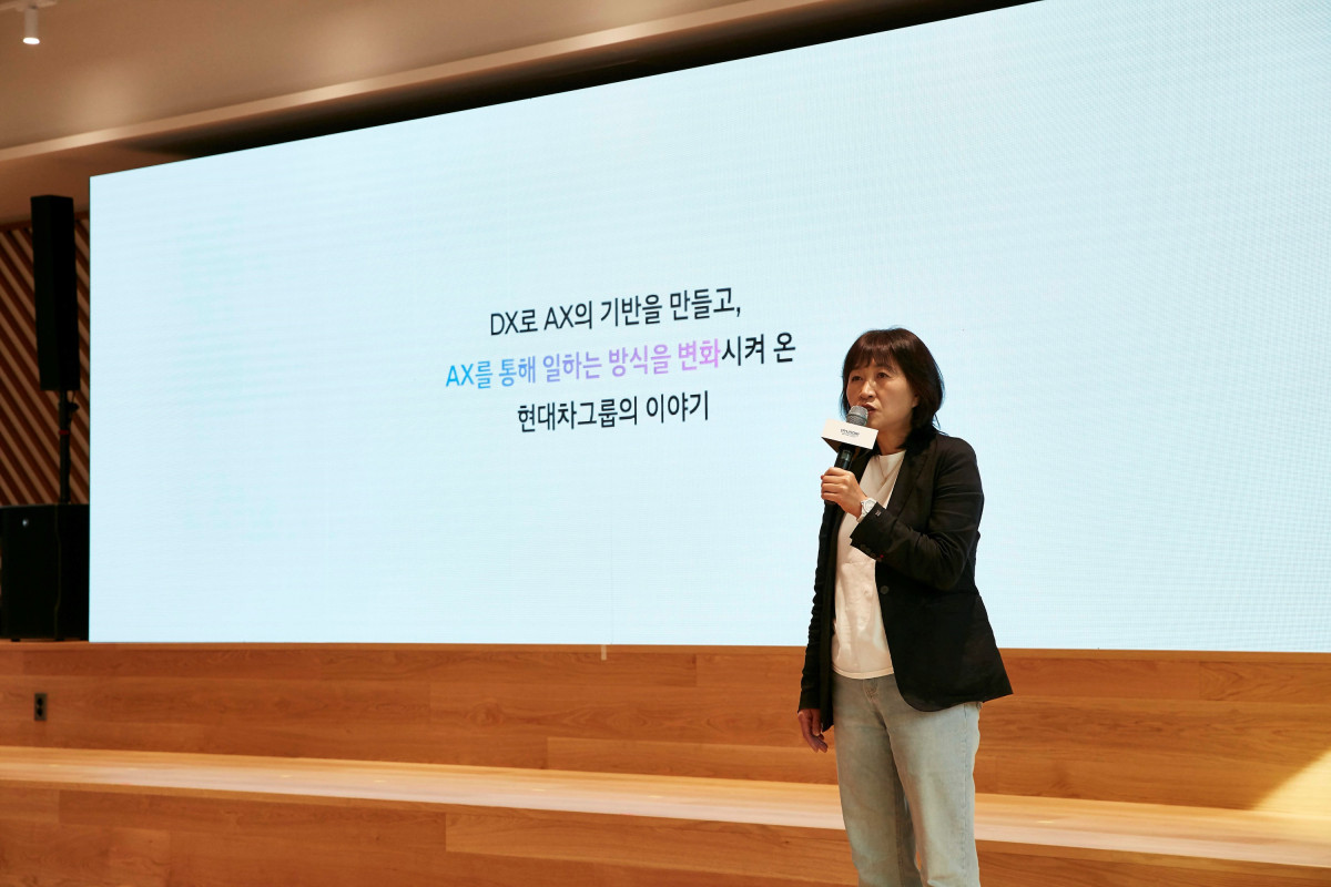 ▲12일 양재 본사에서 열린 ‘현대차그룹 AX 성과 발표회(Beyond AI, Transforming the Way We Work)’에서 현대차·기아 ICT담당 진은숙 사장이 발표하는 모습 (사진=현대차그룹)