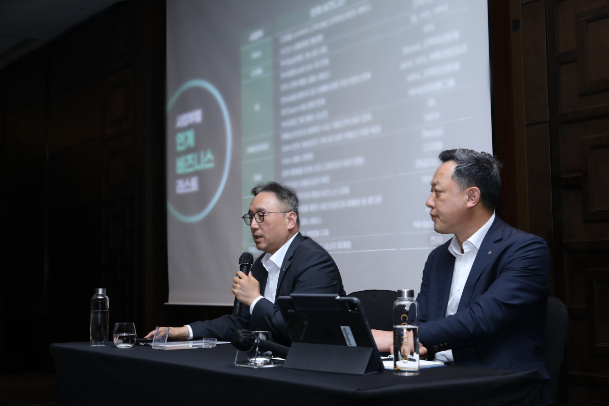 ▲NH투자증권이 11일 오후 여의도 콘래드 서울에서 전사 임원이 참석한 가운데 ‘2026년 하반기 리더스 컨퍼런스(Leaders Conference)’를 개최했다. 신재욱, 배광수 대표이사가 임직원들에게 경영전략에 대한 이야기하고 있다. (사진=NH투자증권)