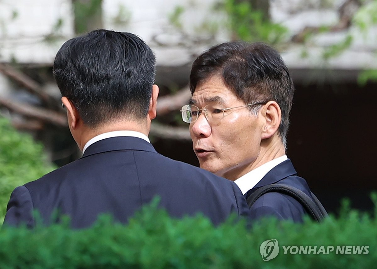 ▲계엄에 해양경찰청을 조직적으로 가담시키려 한 의혹이 제기돼 해임된 안성식 전 해경 기획조정관이 지난6 1일 내란 부화수행 혐의 피의자 조사를 받기 위해 경기도 과천 2차종합특검에 출석하고 있다. (연합뉴스)